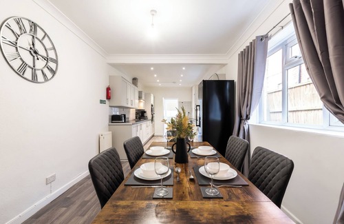 Shirley House | Modern,Discounts,Contractor,Relocation,Free Parking,Town Centre,Fast WIFI