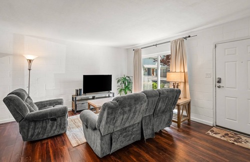 Northeast Reno Condo | Modern dog-friendly condo with WiFi, shared amenities - pool, gym