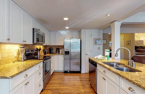 Shipyard Plantation Condo | Modern Dog-Friendly Townhouse with Shared Pool, Easy Beach Access, and Golf