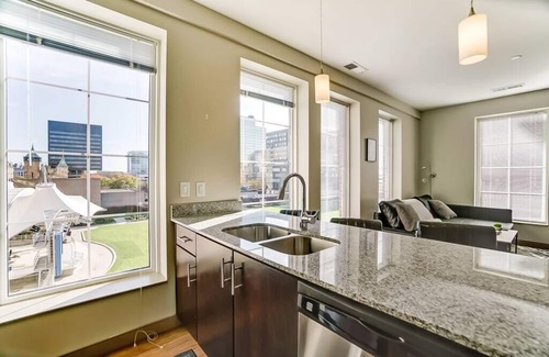 Scioto Mile Apartment | Modern Downtown Luxury Apartment w/View