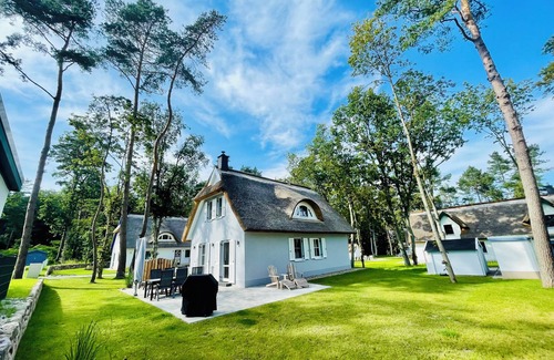 Zirchow House | Modern Eingerichtetes Reetdachhaus mit Einladender Terrasse