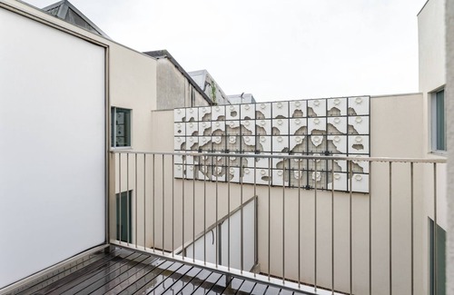 Aldoar Apartment | Modern Elegance w/Artistic Soul by HostWise