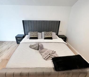 Havering Apartment | Modern Entire Unit 3BR, 3BA, with FREE Parking, balcony, 86inch TV - 15mins to city