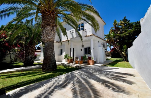 Los Gallos-Cerromolino Villa | Modern Villa located in a quiet area to relax in the garden