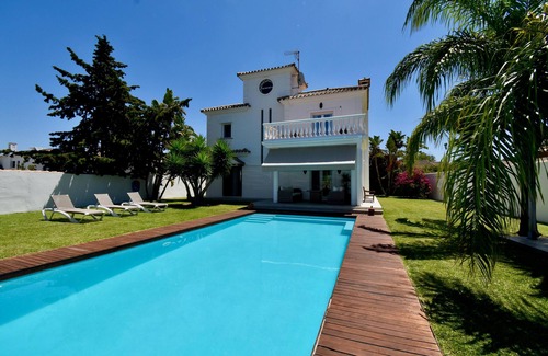 Los Gallos-Cerromolino Villa | Modern Villa located in a quiet area to relax in the garden