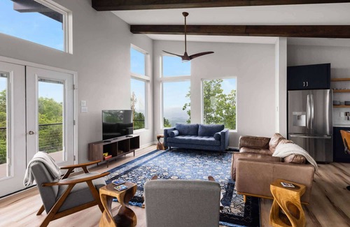 Ridgeway Ski Chalet | Modern Escape w Mountain Views, Fire Pit & Swing