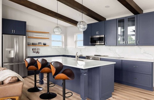 Ridgeway Ski Chalet | Modern Escape w Mountain Views, Fire Pit & Swing