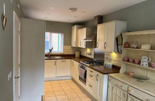 Peterborough House | Modern Escape with Hot Tub 4 Car Parking