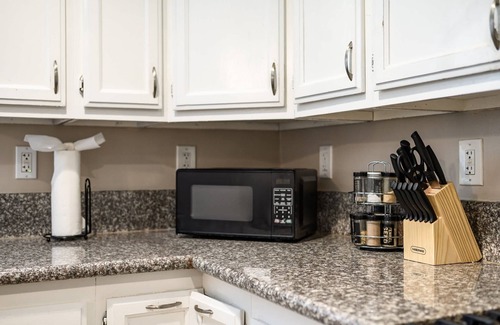 Westmont House | Modern Family Home w Full Amenities Near ONT