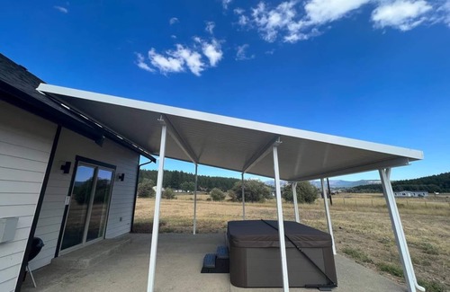 Cle Elum House | Modern Family Mountain Retreat [NEW est. 2023]: Hot Tub, Fire Pit, AC, Starlink