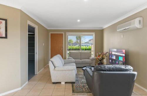 Calamvale House | Modern Family Retreat Shops Parks and Transport