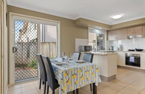 Calamvale House | Modern Family Retreat Shops Parks and Transport