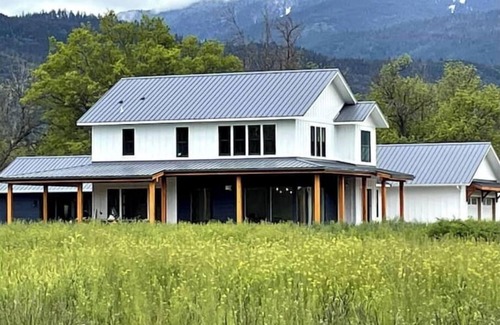 Ashland House | Modern Farmhouse on Emigrant Creek. Peaceful, views, and a dance studio!