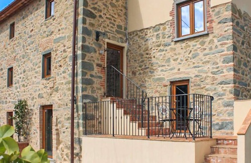 Marliana House | Modern farmhouse with many amenities in idyllic countryside!