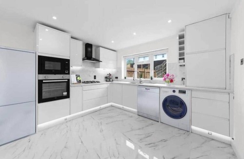 Five Oak Green House | Modern Fashionably Refurbished 4 bedroom Home with Wi-Fi 25 minutes to London