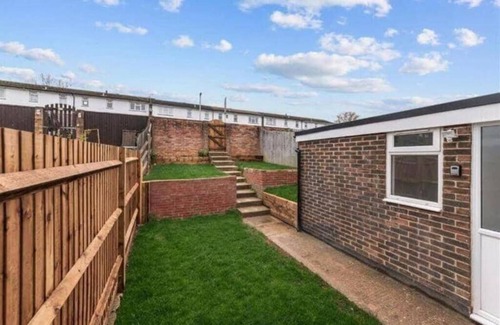 Five Oak Green House | Modern Fashionably Refurbished 4 bedroom Home with Wi-Fi 25 minutes to London