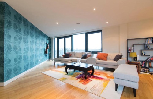 Glasgow Westend Apartment | Modern Finneston City View Apartment