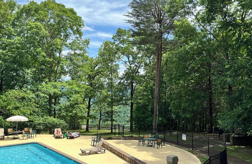 Clifftops Cottage | Modern forest cottage convenient to Sewanee