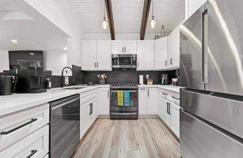 Artondale House | Modern Forest Retreat: Dog Friendly, Scenic Views