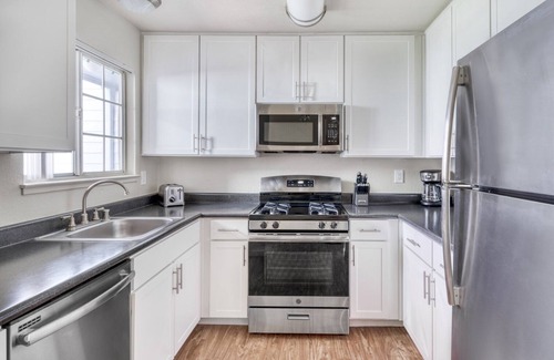 Foster City Apartment | Modern Foster City 2BR w/Gym, Pool & W/D, nr San Pedro Sq, by Blueground