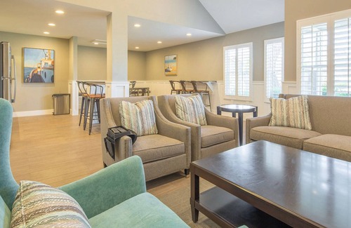Foster City Apartment | Modern Foster City 2BR w/Gym, Pool & W/D, nr San Pedro Sq, by Blueground