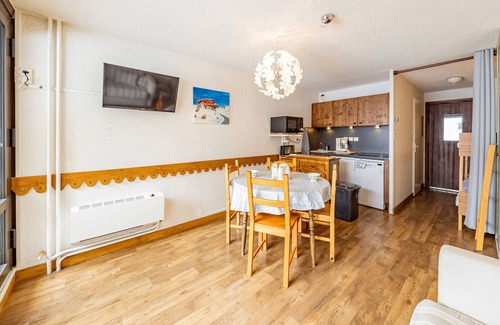 Saint-Francois-Longchamp Apartment | Modern Studio for 4, Ski-In/Out, Central Location, Panoramic Mountain Views