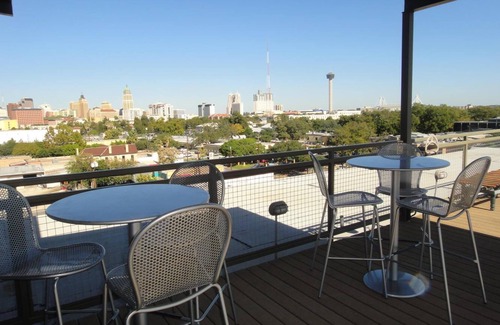 Arsenal Condo | Modern Furnished Condo Overlooking Downtown & Pool - 2 Blocks From Riverwalk