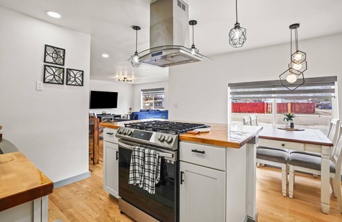 Nampa House | Modern Getaway Near NNU Hot Tub