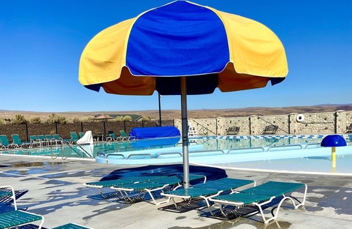 Desert Aire House | Modern Getaway with Community Pool near Golf, Boating & Gorge Concerts!