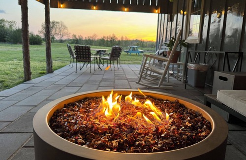 Battlefield Cabin | Modern Glamping Cabin in Springfield with king bed and AC on 3 private acres.
