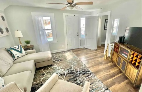 Detroit - Shoreway House | Modern Gordon Square 2nd Level Duplex