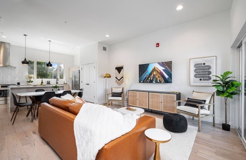 Tobin Hill House | Modern & Gorgeous Rooftop City Views & Close to the Best of Everything in SA!