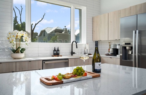 Tobin Hill House | Modern & Gorgeous Rooftop City Views & Close to the Best of Everything in SA!