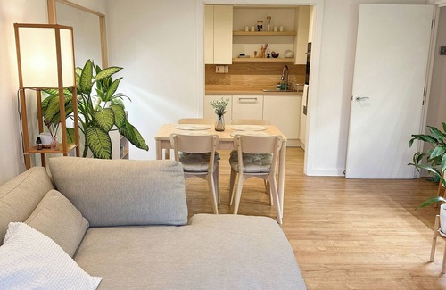 Selhurst Apartment | Modern ground floor flat- great transport links. Private parking space included.