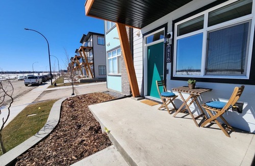 Southeast Calgary Condo | Modern Ground-Level Condo, Private Entrance, Walk to Shops, YMCA, Sleeps 4