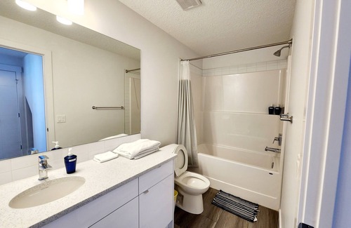 Southeast Calgary Condo | Modern Ground-Level Condo, Private Entrance, Walk to Shops, YMCA, Sleeps 4