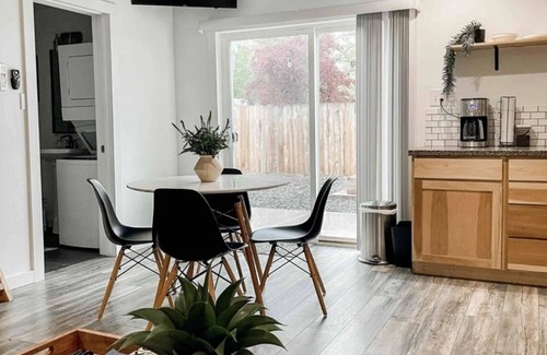 Medford Apartment | Modern Guest House w/Private Hot Tub, Loft & Fenced Yard near Jacksonville