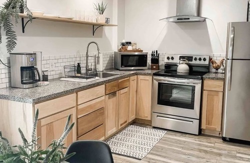 Medford Apartment | Modern Guest House w/Private Hot Tub, Loft & Fenced Yard near Jacksonville