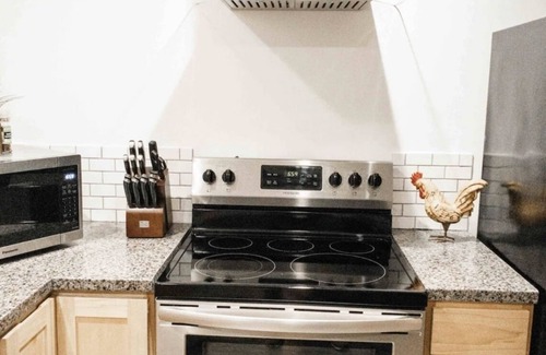 Medford Apartment | Modern Guest House w/Private Hot Tub, Loft & Fenced Yard near Jacksonville