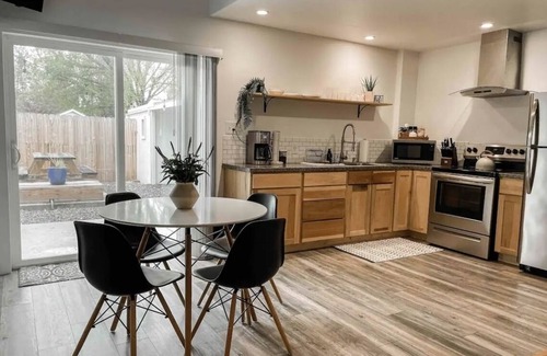 Medford Apartment | Modern Guest House w/Private Hot Tub, Loft & Fenced Yard near Jacksonville