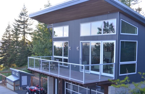 Coeur d'Alene Cottage | Modern Guest House with Panoramic Lake and Palouse Views