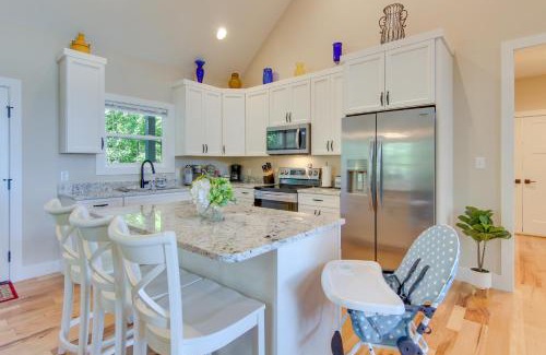 Hendersonville House | Modern Hendersonville Home Deck and Mountain Views!