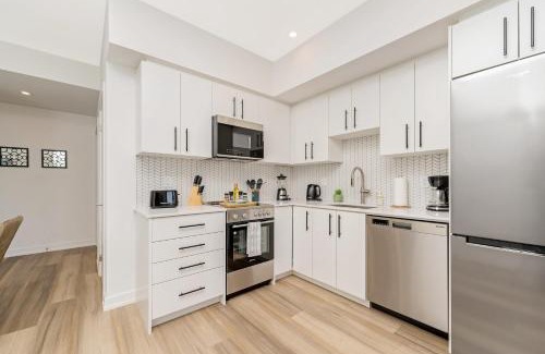 Kitchener House | Modern High Rise King bed Condo with Private Balcony