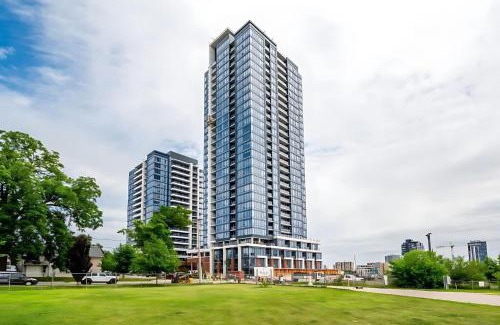 Kitchener House | Modern High Rise King bed Condo with Private Balcony