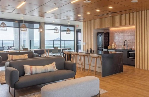 Evans Churchill Apartment | Modern Highrise STU w/Sky Pool, Parking, Gym 10