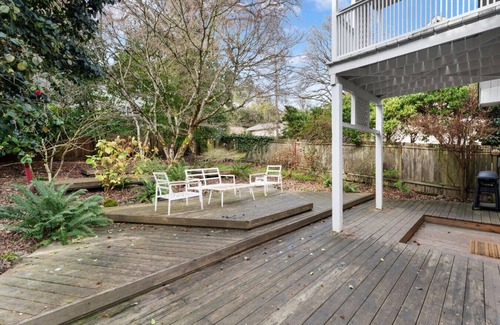 Corbett - Terwilliger - Lair Hill Apartment | Modern Hillside Retreat with Stunning Views & Easy City Access