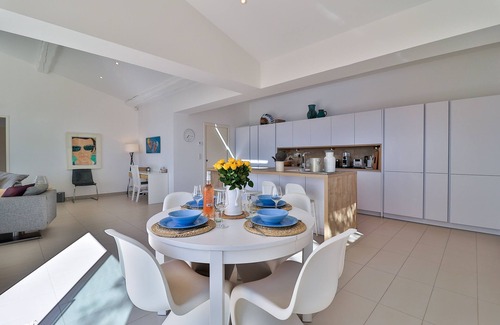 Roquebrune-sur-Argens House | Modern holiday home in Les Issambres with sea view and pool for four persons