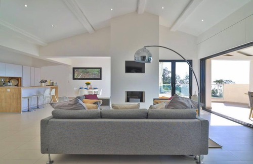 Roquebrune-sur-Argens House | Modern holiday home in Les Issambres with sea view and pool for four persons