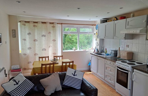Freshwater East Ski Chalet | Modern holiday home in quiet location near Freshwater East beach