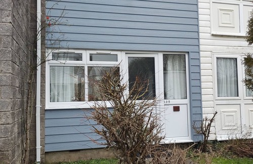 Freshwater East Ski Chalet | Modern holiday home in quiet location near Freshwater East beach